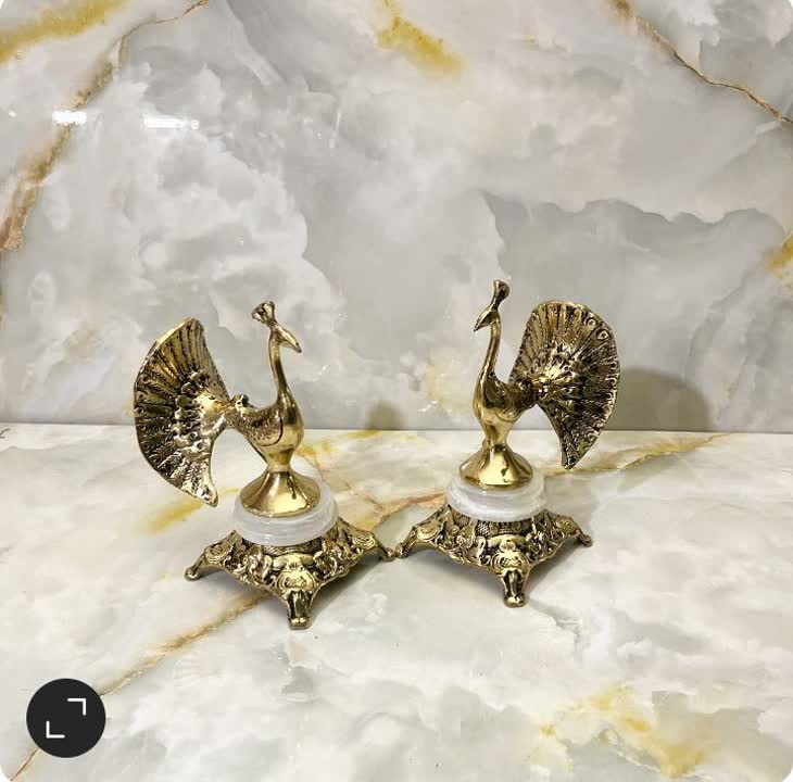 مجسمه برنزی طاووس دم باز پایه سنگ سفید